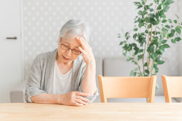 老後を一人ぼっちで過ごす女性が抱える不安