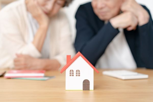 もう地元には戻らないが…母逝去で空き家となった実家、「ご近所の目」を気にせずスムーズに売却する方法【弁護士が解説】